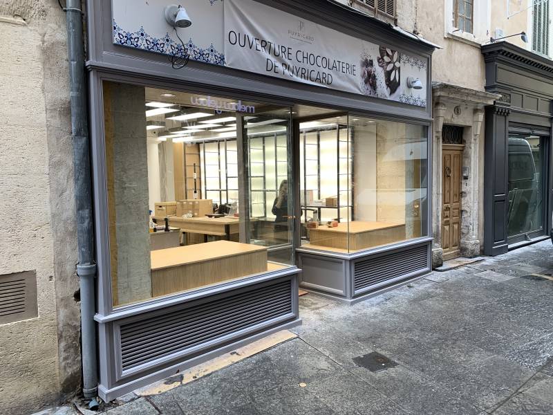 devanture magasin bois sur mesure Nîmes