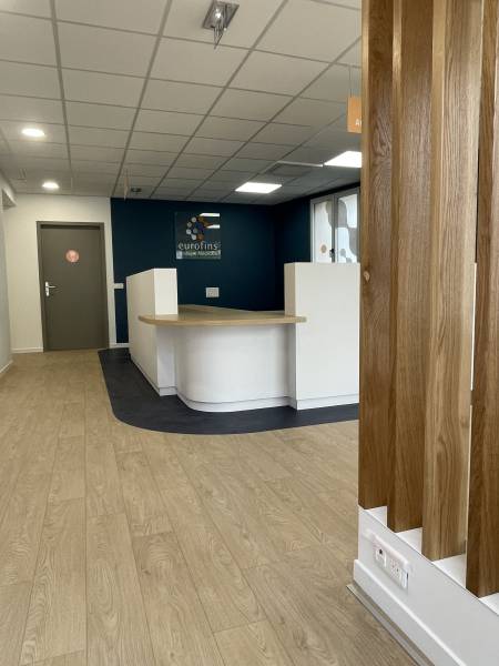 Agencement sur mesure de l'espace d'accueil d'un Local professionnel à Nice