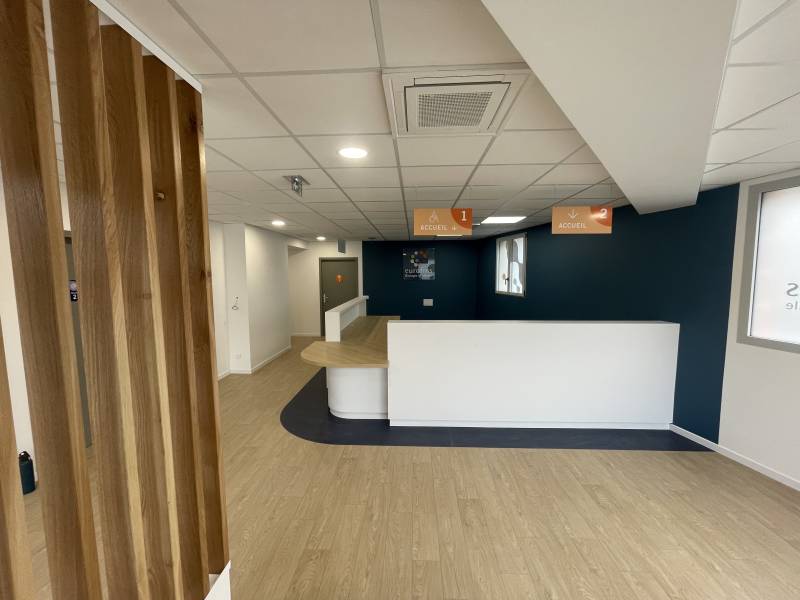 Agencement sur mesure de l'espace d'accueil d'un Local professionnel à Nice